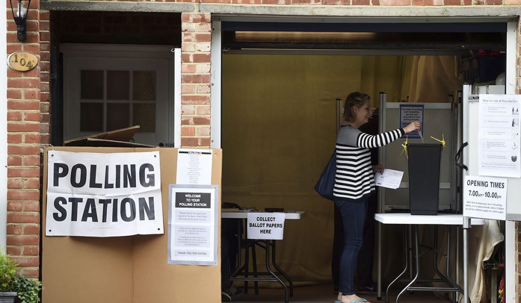 Centro electoral en el sur de Londres. REUTERS/Hannah McKay