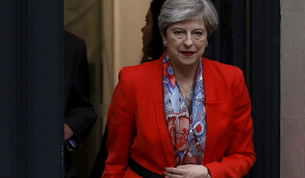 La primera ministra británica, Theresa May, saliendo de la sede de su partido. REUTERS/Peter Nicholls