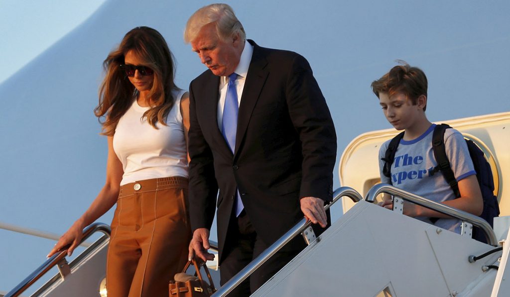 El presidente de Estados Unidos junto a la primera dama, Melania Trump, y a su hijo. REUTERS/Yuri Gripas