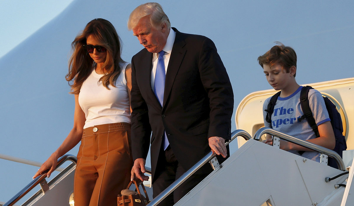 El presidente de Estados Unidos junto a la primera dama, Melania Trump, y a su hijo. REUTERS/Yuri Gripas