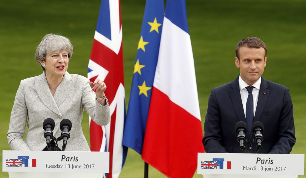 La presidenta británica, Theresa May y el presidente francés, Emmanuel Macron. REUTERS/Philippe Wojazer