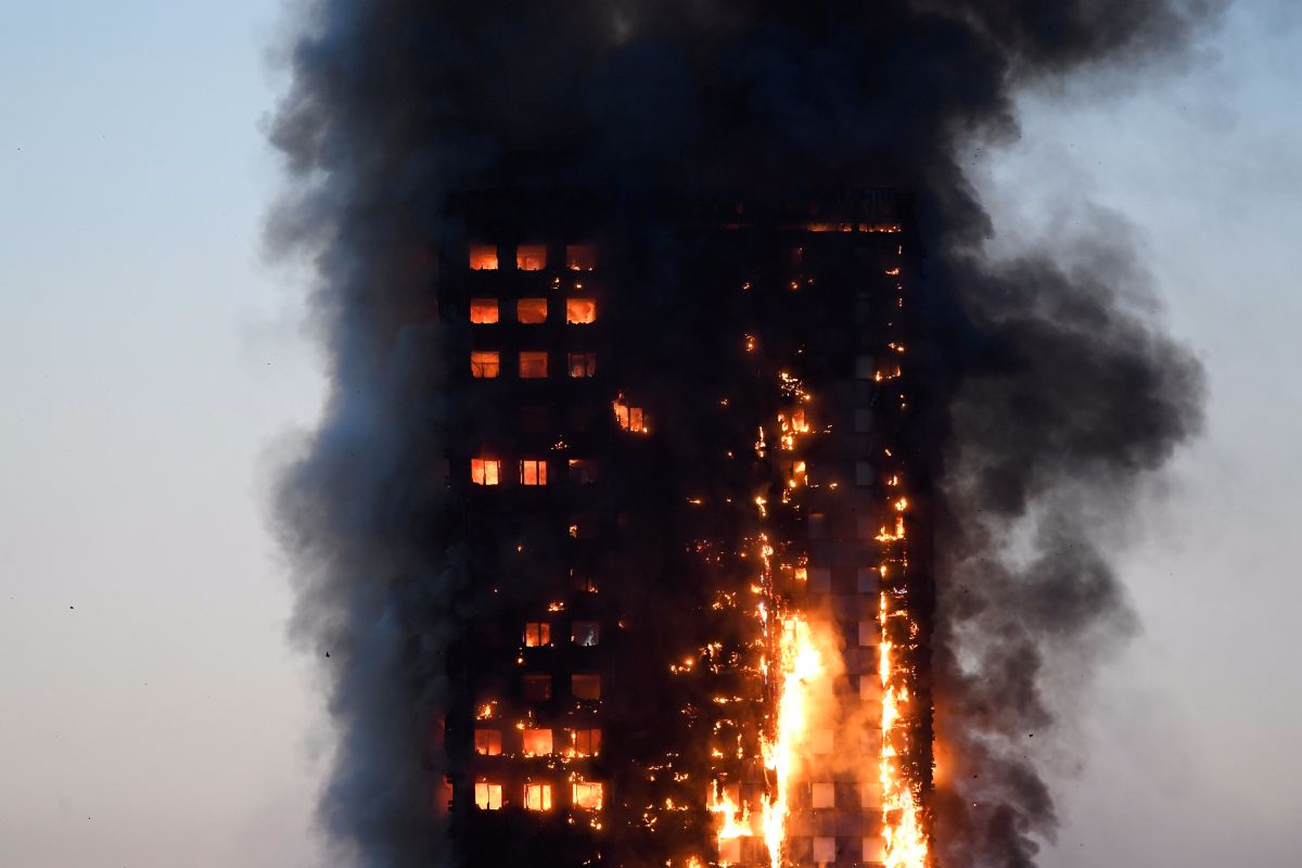 Imagen del edificio de viviendas pasto de las llamas en Londres | FOTO: REUTERS/Toby Melville