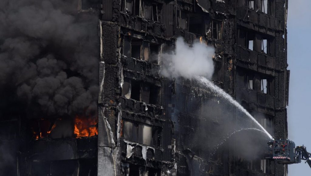 Los bomberos trabajan extinguiendo las últimas llamas de la torre Greenfell | REUTERS/Toby Melville