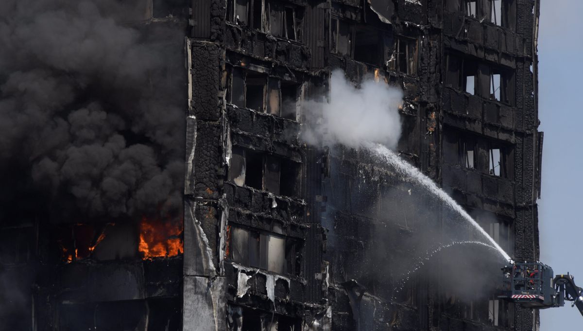 Los bomberos trabajan extinguiendo las últimas llamas de la torre Greenfell | REUTERS/Toby Melville