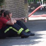 Personal de emergencias captado durante las labores de extinción de las llamas en la Torre Greenfell | REUTERS/Toby Melville