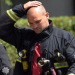 Un bombero captado durante las labores de extinción de las llamas en la Torre Greenfell | REUTERS/Toby Melville