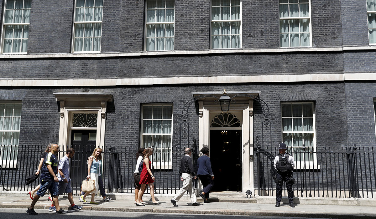 Víctimas y voluntarios de la tragedia de Grenfell en Downing Street. REUTERS/Peter Nicholls