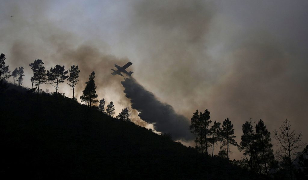 Avión combatiendo el juego en Portugal. REUTERS/Miguel Vidal