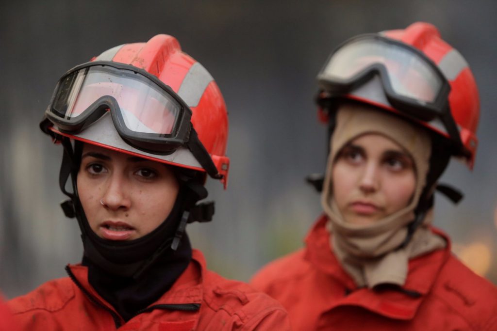 Bomberos trabajan en las labores de extinción del incendio en Portugal | REUTERS/Miguel Vidal