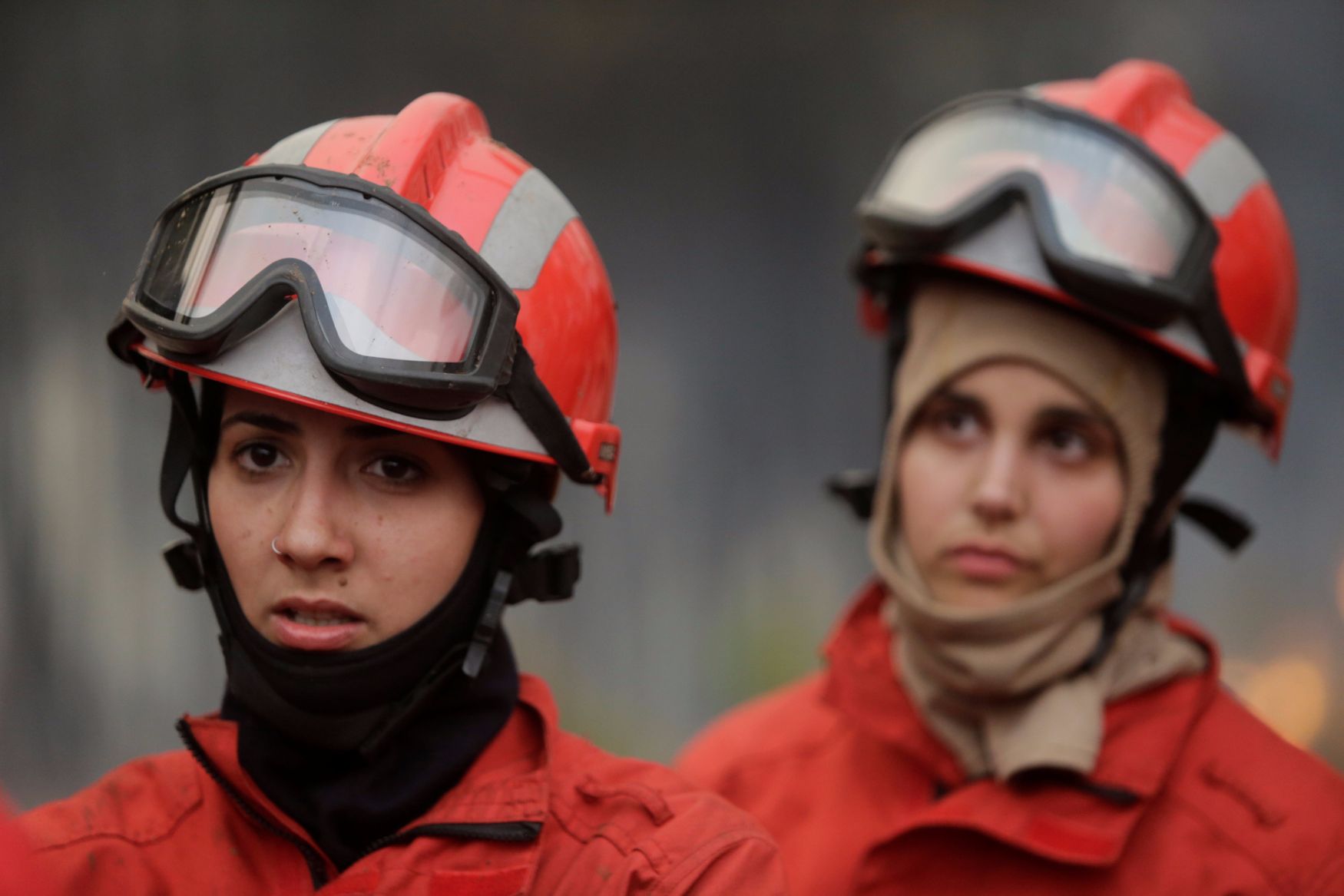 Bomberos trabajan en las labores de extinción del incendio en Portugal |  REUTERS/Miguel Vidal
