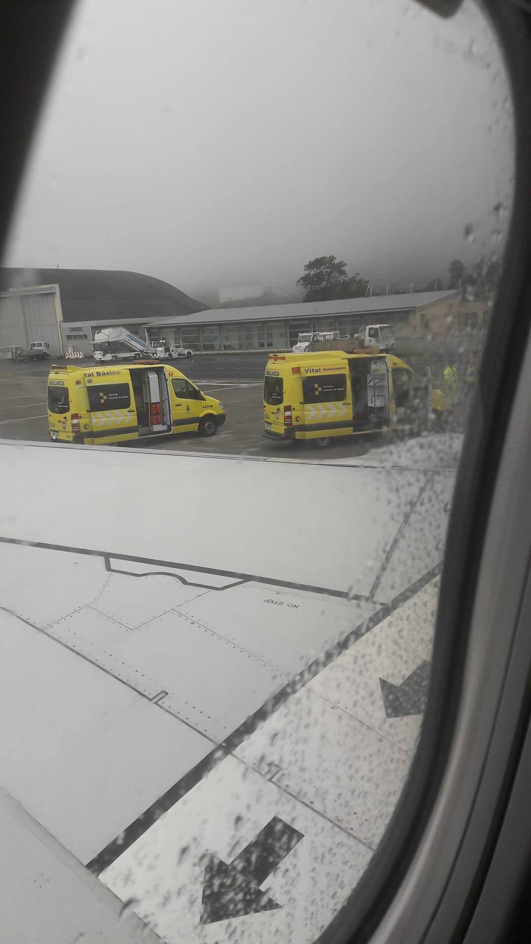 Ambulancias del SUC por fuera del avión en Los Rodeos. F.J.P.