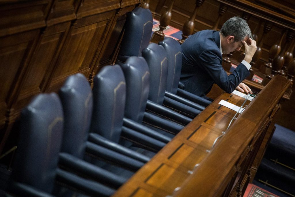 Soliloquio de Fernando Clavijo en el banco azul del Parlamento de Canarias. / ANDRÉS GUTIÉRREZ