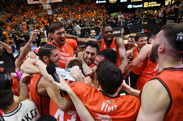 Los valencinistas, celebrando su histórico título| ACB MEDIA