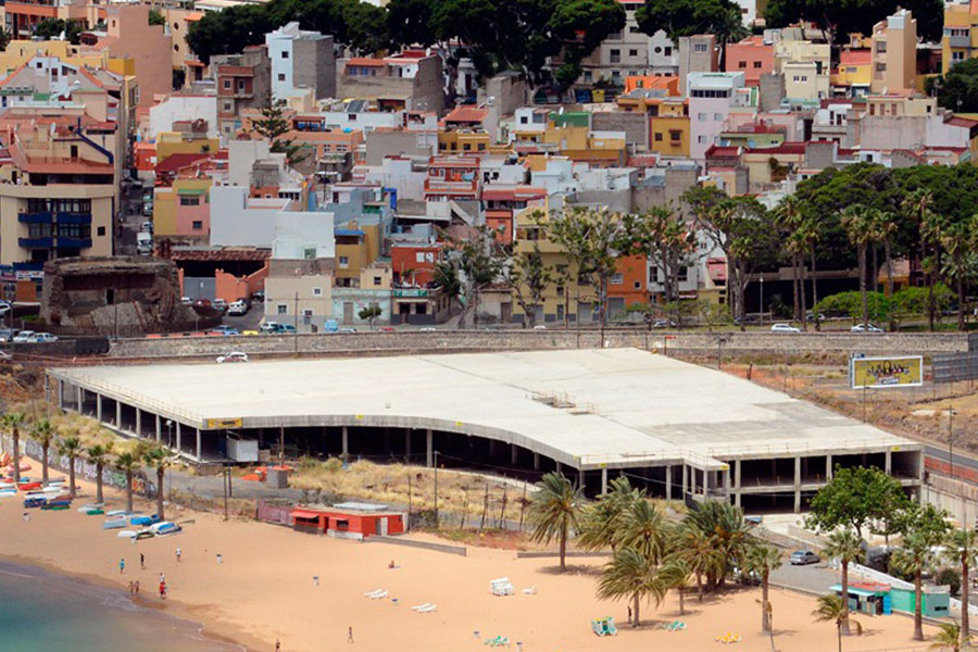 El edificio de aparcamientos subterráneos, que sirve para salvar el barranco, será construido de nuevo si finalmente se tira. Sergio Méndez