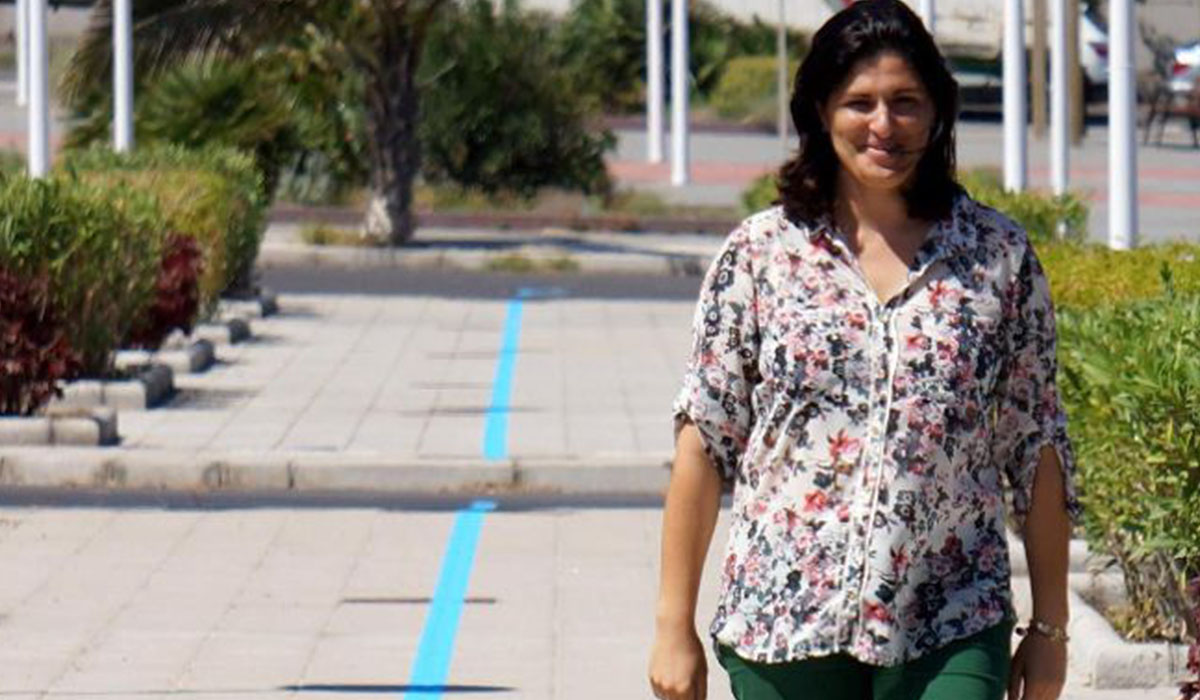 Luisa Castro en la raya azul que aún mantiene como linde entre Güímar y Arafo, en el Polígono. DA