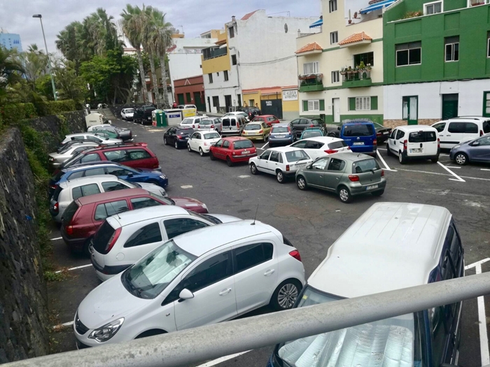 La calle Bencomo, en el núcleo de Punta Brava, es una de las vías más demandadas para dejar al coche por estar muy próxima a Playa Jardín. DA