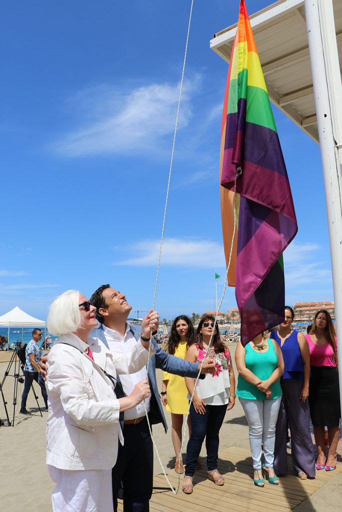 El izado de la bandera corrió a cargo del alcalde de Arona y de la exministra de Islandia. DA