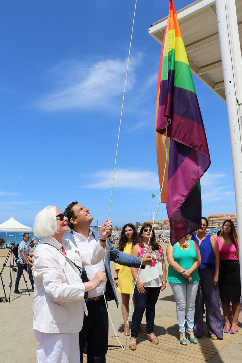 El izado de la bandera corrió a cargo del alcalde de Arona y de la exministra de Islandia. DA