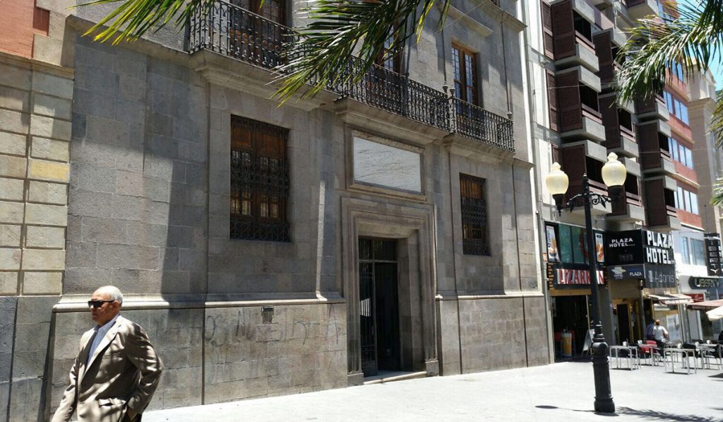 La fachada del histórico Palacio de Carta volvió ayer a su estado original, sin cartelería ni paneles. DA