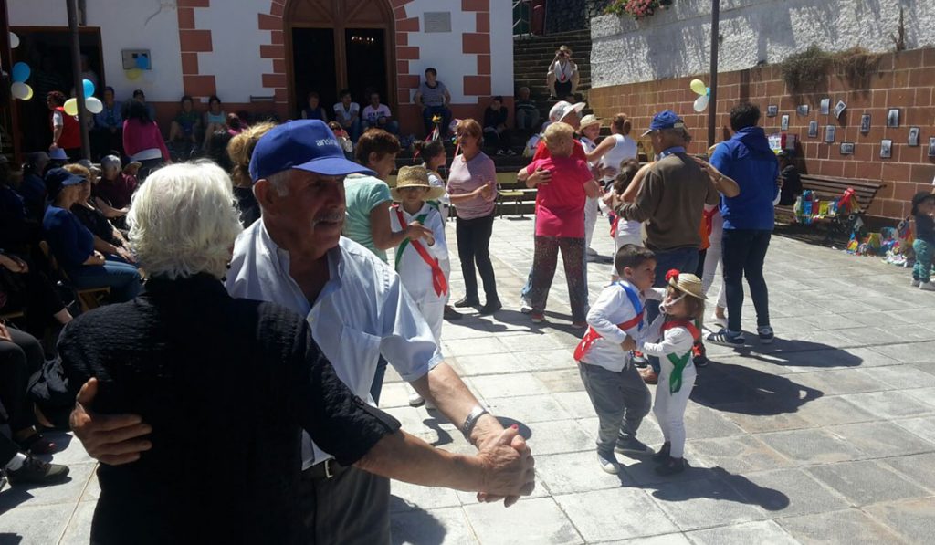 Padres, mayores y menores en la plaza de San Roque, en Anaga, donde tuvo lugar el encuentro intergeneracional. DA