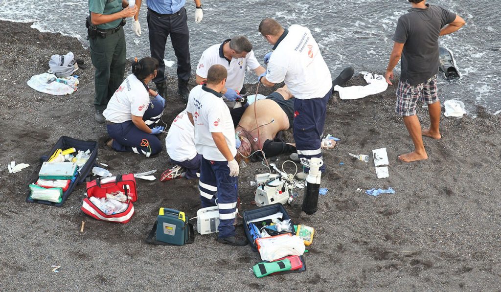 Un equipo de emergencias lucha por reanimar a un ahogado en Adeje; en el recuadro, Sebastián Quintana. Gerard Zenou/Nauticacanaria.com