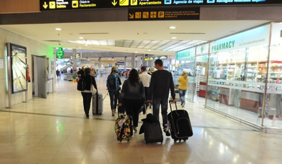 Imagen del interior del Aeropuerto del Norte; a partir de hoy está previsto un aumento de la demanda de billetes. DA