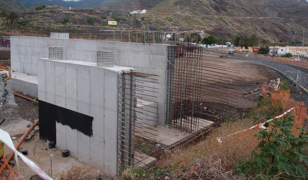 El mamotreto se alzó sobre el antiguo campo de fútbol de San Andrés. DA