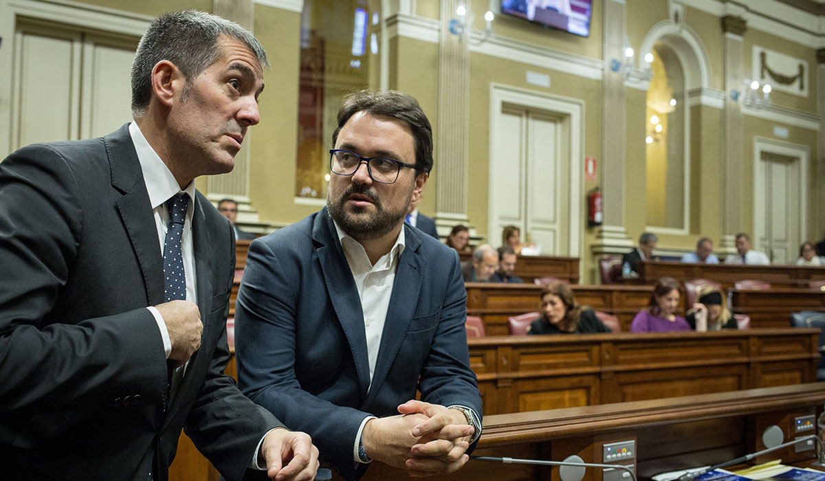 Fernando Clavijo y Asier Antona, conversan durante un pleno del Parlamento canario. Andrés Gutiérrez