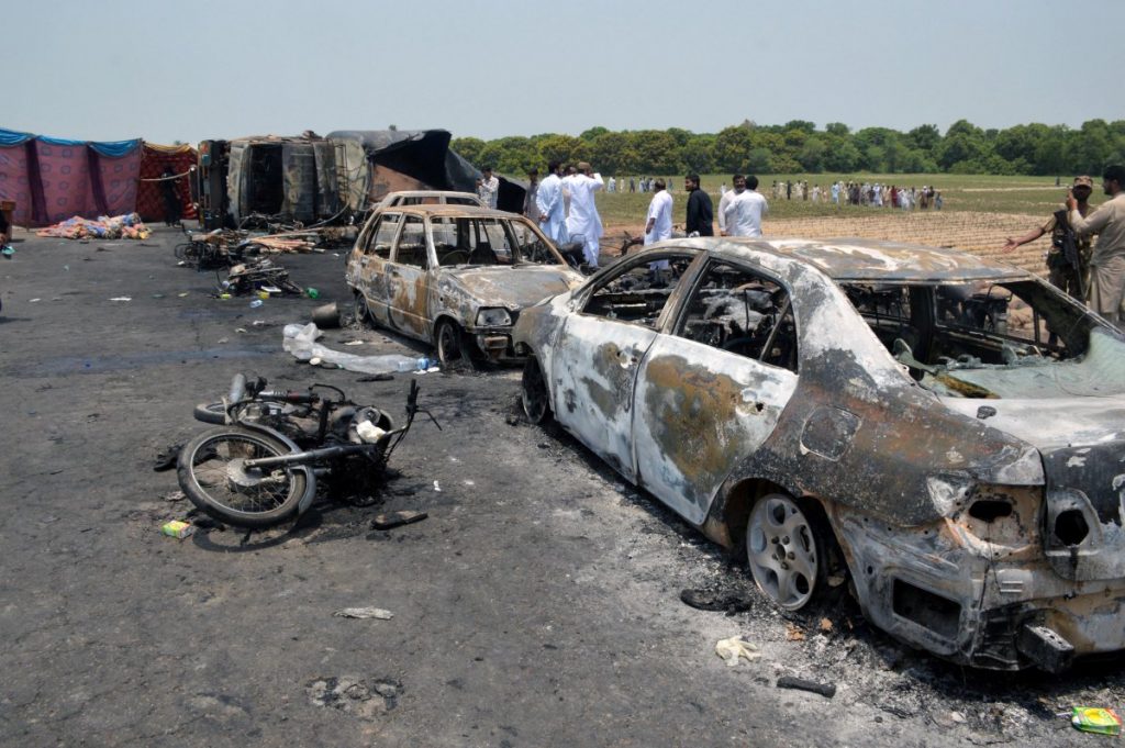 PAKISTAN INCENDIO CAMIÓN