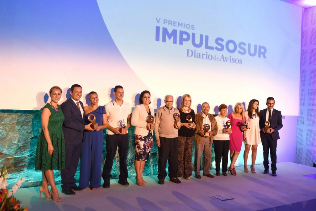 Foto de familia de los galardonados ayer en la quinta edición de los Premios Impulso Sur, que otorga DIARIO DE AVISOS, en una gala que tuvo lugar en el ITER, en Granadilla de Abona. Fran Pallero