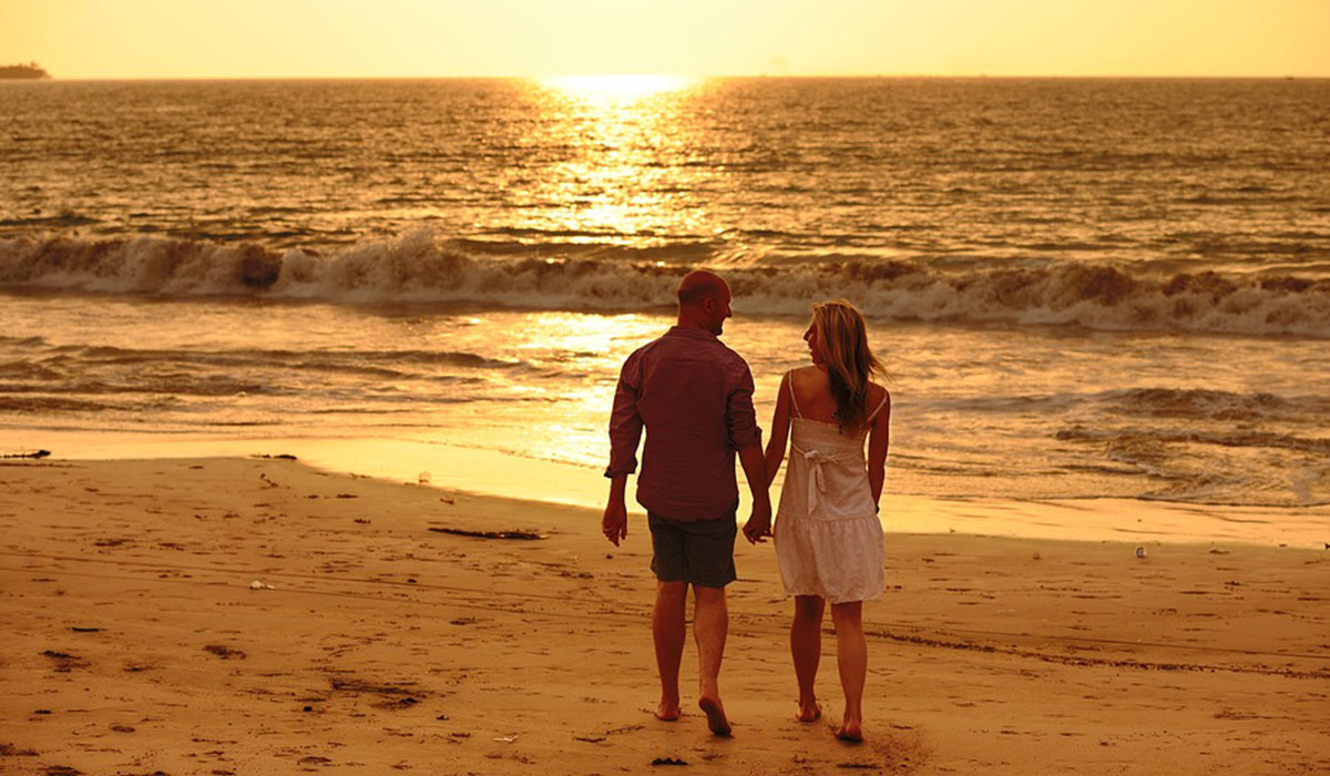Imagen de archivo de una pareja en la playa. DA
