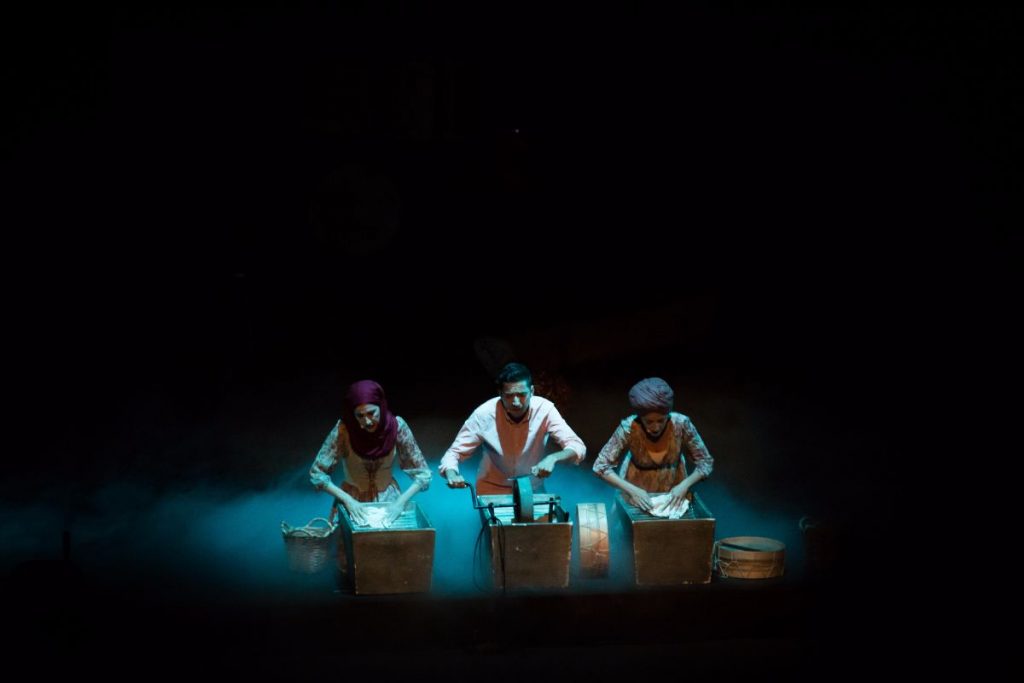 Canto al trabajo, el espectáculo de Pieles, se encendió ayer, a las 20:00 horas, en el Auditorio | FOTO: Andrés Gutiérrez