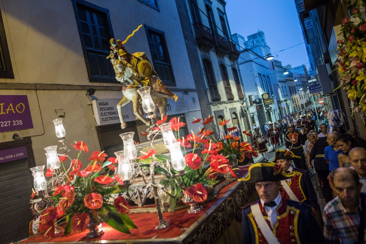 La imagen del Apóstol Santiago procesionó por las calles de la capital después de celebrarse la función religiosa en la Concepción. Andrés Gutiérrez