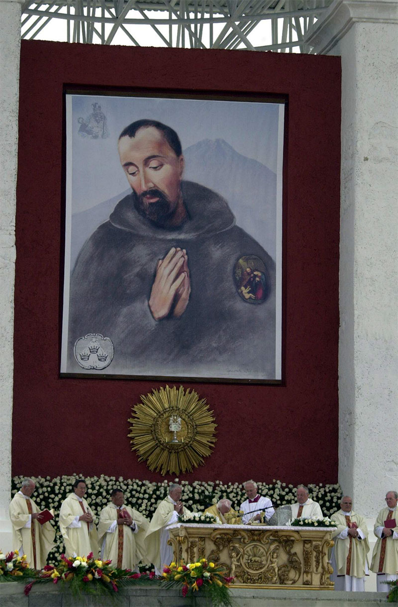 La ceremonia de canonización, en Guatemala, estuvo presidida por un gran retrato del religioso de Vilaflor. M.P.P.