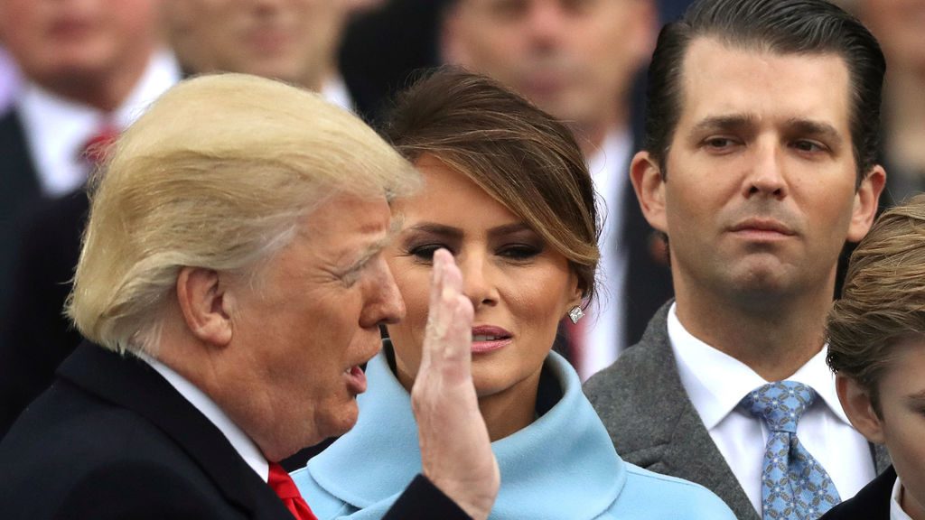 Donald Trump, Melania Trump y al fondo, Donald Trump Jr. | El Español