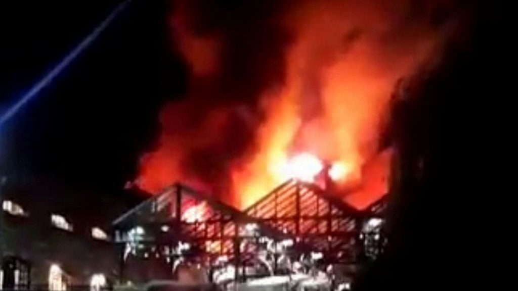 Un incendio arrasó un edificio en el mercado de Lock. El Español