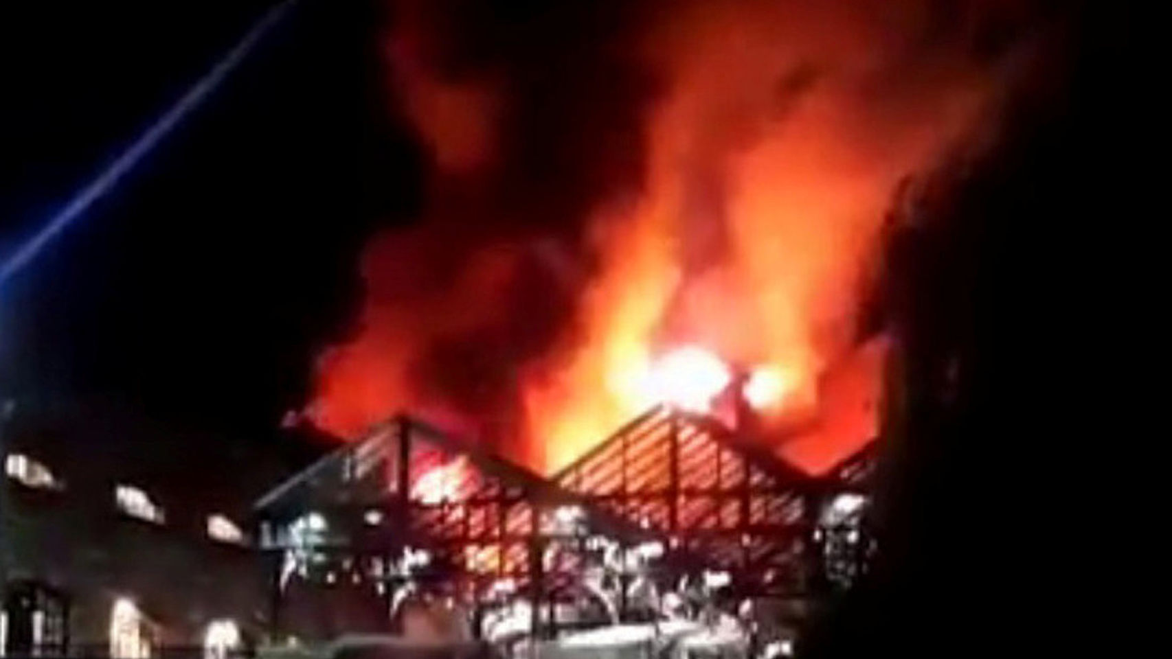 Un incendio arrasó un edificio en el mercado de Lock. El Español