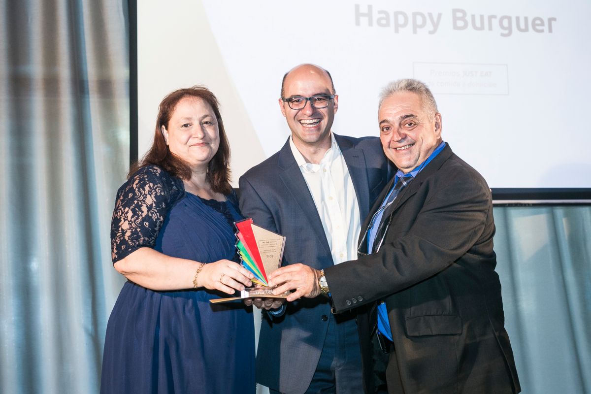 Jesús Rebollo (centro) entrega el galardón a Mejor restaurante de Canarias, Happy Burguer (Santa Cruz de Tenerife) | DA