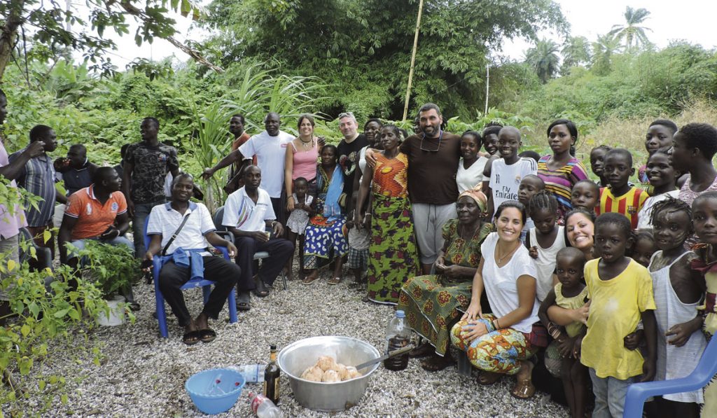Gamir con las gentes de Adiaké (Costa de Marfil), dispuestos a construir una escuela . Fotpo cedida