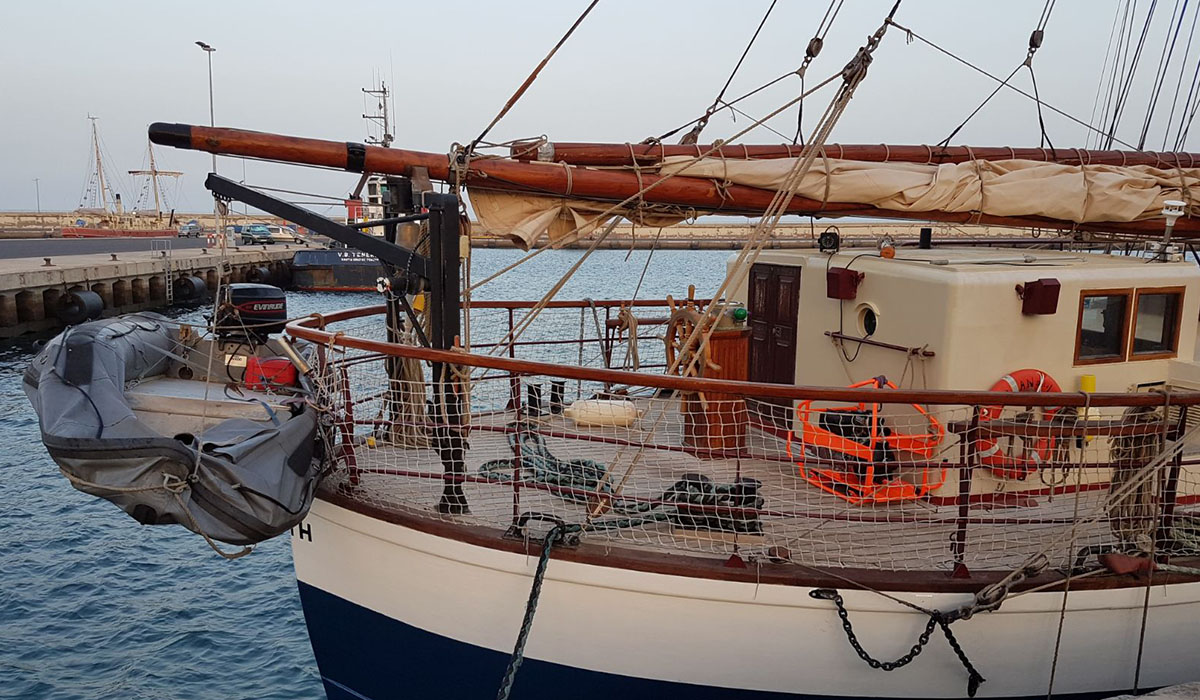 El navío inglés, tras su llegada ayer al puerto de Santa Cruz de Tenerife. L@s Jardiner@s