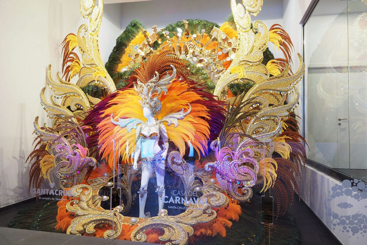 El traje de la Reina del Carnaval del año en curso presidirá la entrada a la Casa del Carnaval, un diseño que además se podrá ver a través de las vidrieras como reclamo. S.M.
