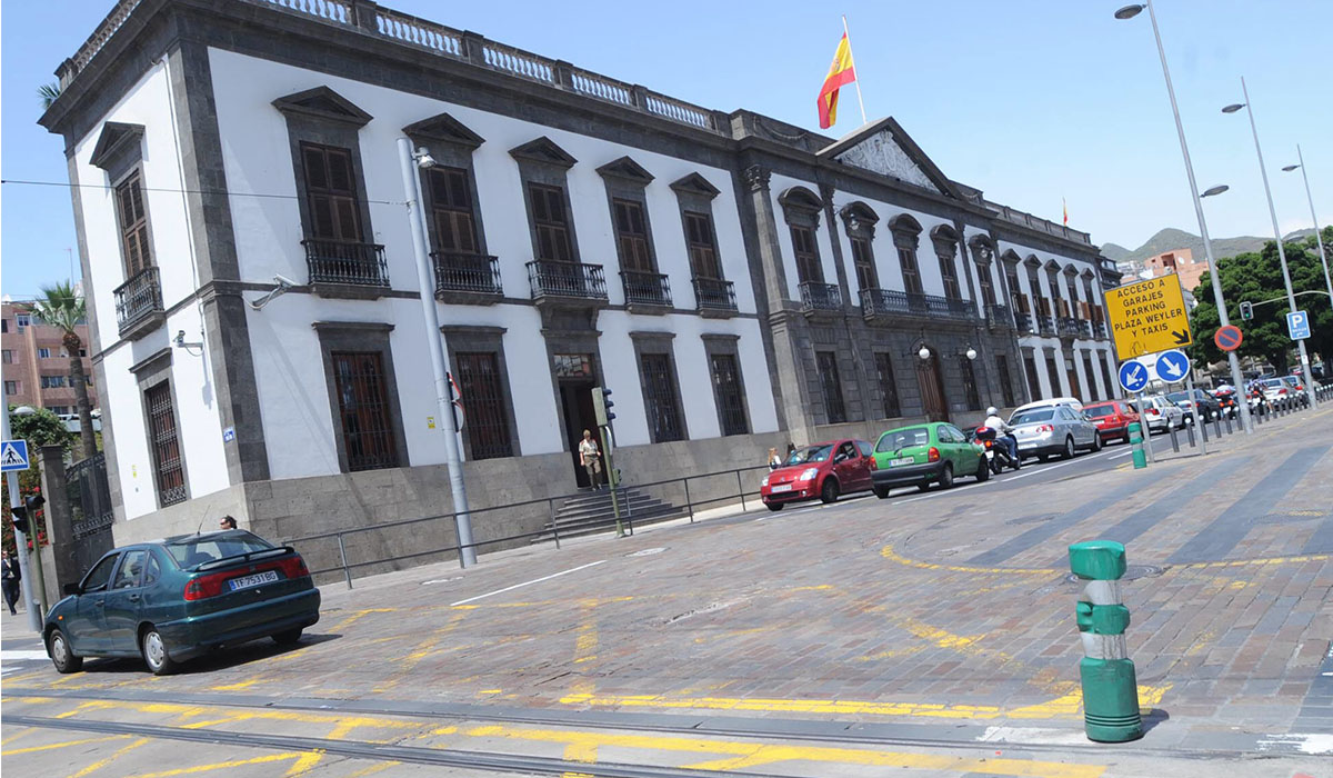 El edificio de Capitanía, justo en frente de la plaza de Weyler, es uno de los que el decreto del Gobierno de Canarias incluyó dentro de los límites del Conjunto Histórico de Los Hoteles. F. P.