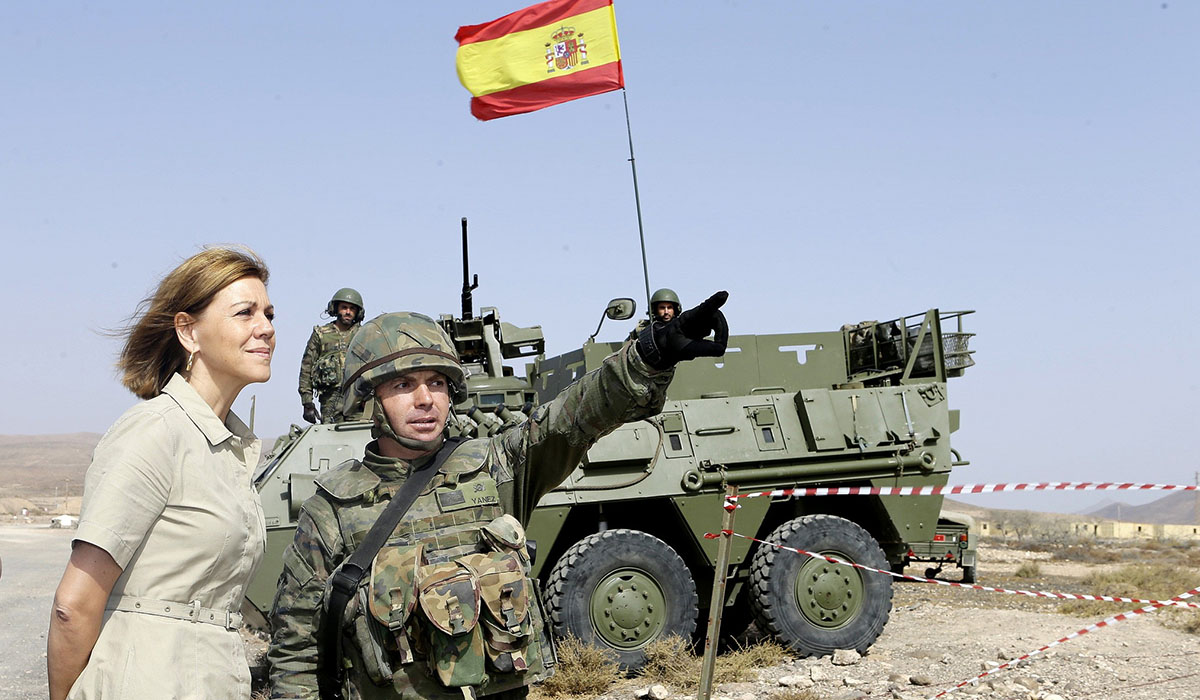 La ministra María Dolores de Cospedal atiende a las explicaciones de un militar durante su visita al regimiento de Infantería Soría 9, en Fuerteventura. Ministerio de Defensa