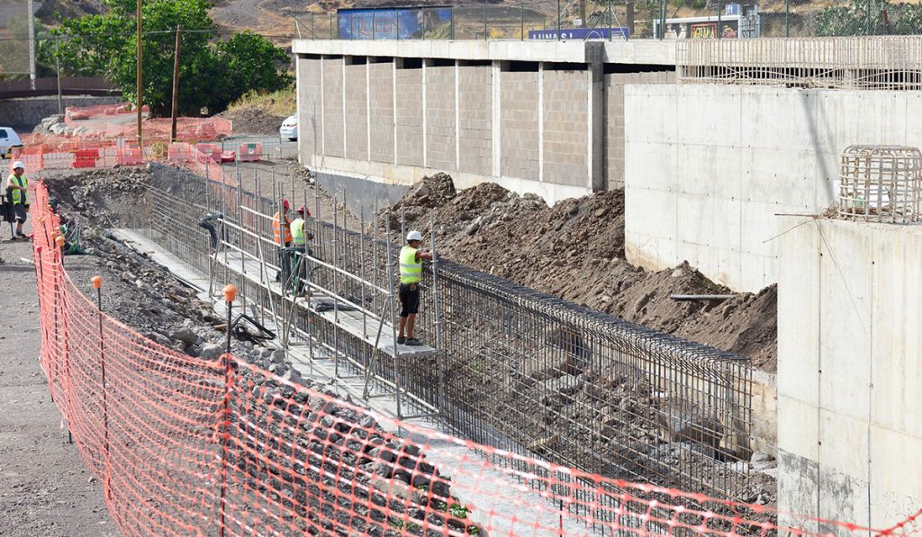 Las obras para iniciar la demolición del edificio de aparcamientos de Las Teresitas está previsto que comiencen después del periodo estival. Sergio Méndez