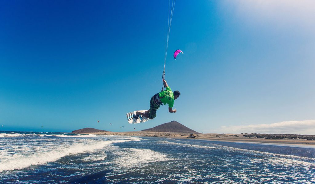 El kitesurf se ha extendido a gran velocidad en las playas de Granadilla de Abona, compitiendo con el ya tradicional windsurf. DA