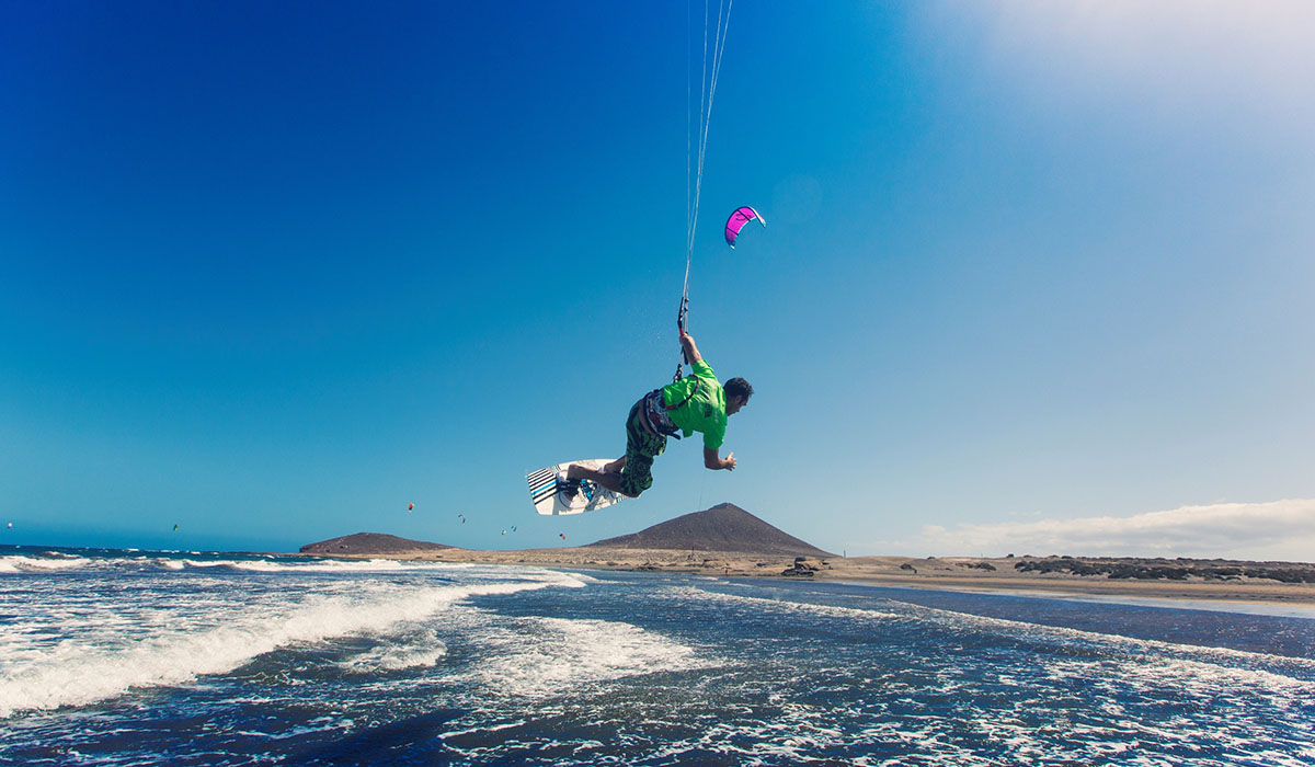 El kitesurf se ha extendido a gran velocidad en las playas de Granadilla de Abona, compitiendo con el ya tradicional windsurf. DA