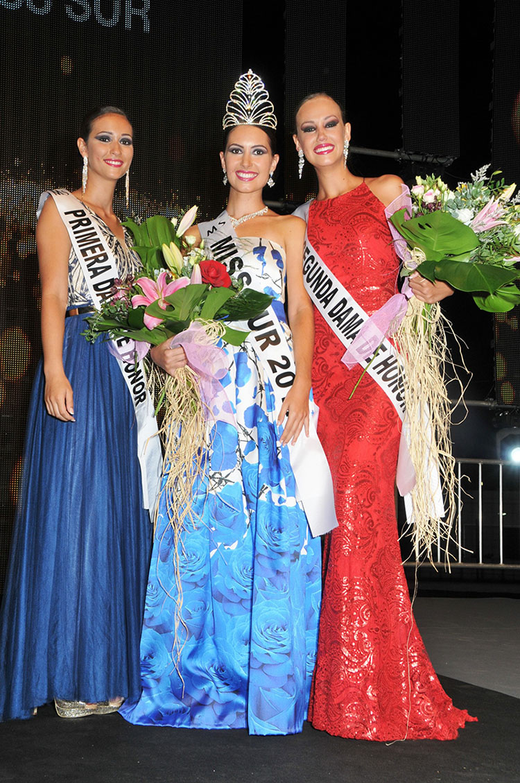 Carolina Oramas, en el centro, junto a sus dos damas de honor, tras ser coronada el sábado Miss Sur 2017. Gerard Zenou