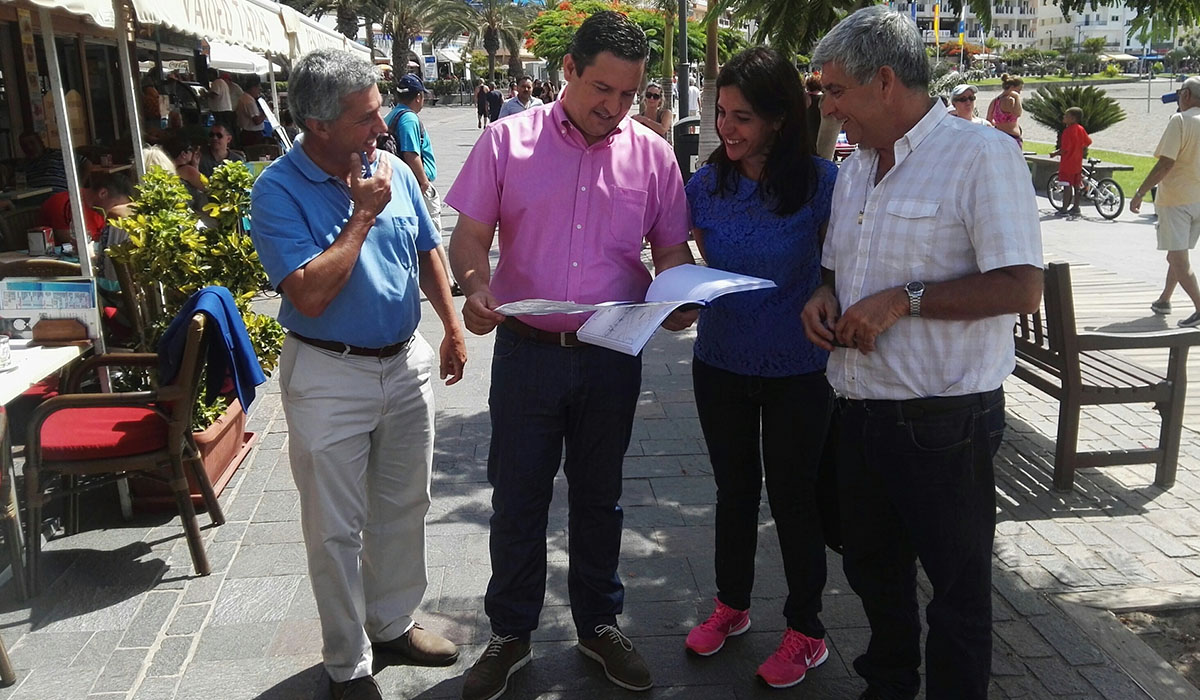 El alcalde de Arona, José Julián Mena, supervisa los planos del proyecto en el paseo que será reformado. DA