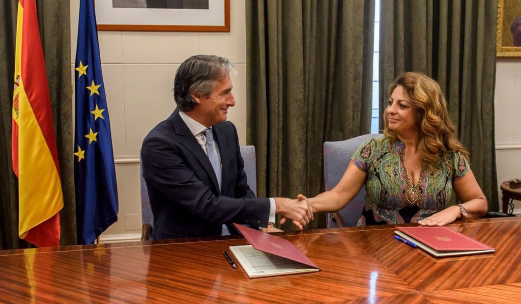 El ministro de Fomento, Íñigo de la Serna, y la consejera de Vivienda, Cristina Valido, tras firmar el convenio. DA