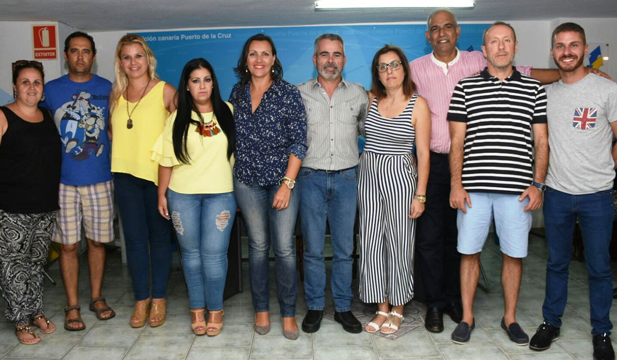 Juan Carlos Marrero posa junto al resto de integrantes de su candidatura, que fue elegida por aclamación. DA
